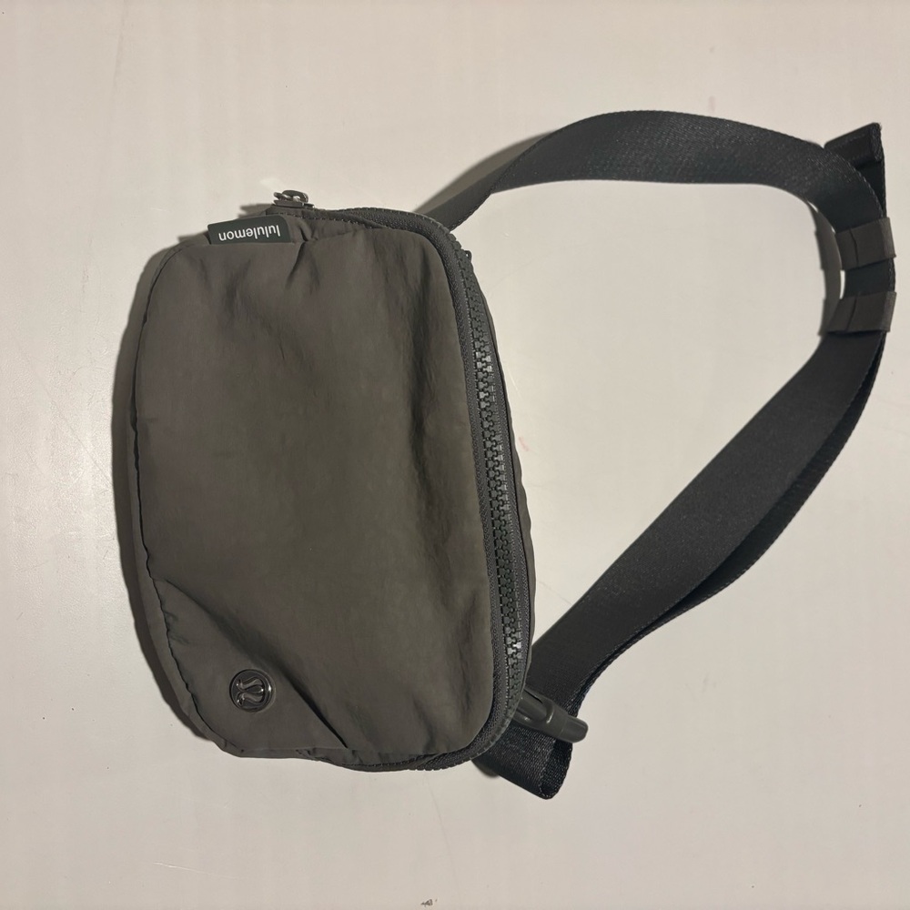 Lululemon everywhere beltway in grey sage neutral
Small stain in the back